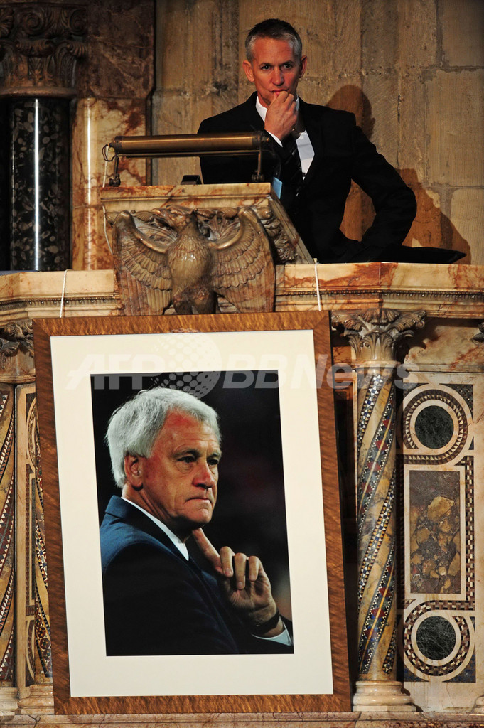 サッカー界のスターがボビー・ロブソン氏に最後の別れ