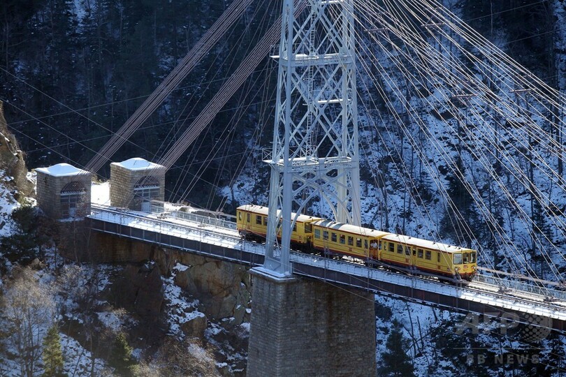雪のピレネー山脈を走る「黄色の列車」、仏 