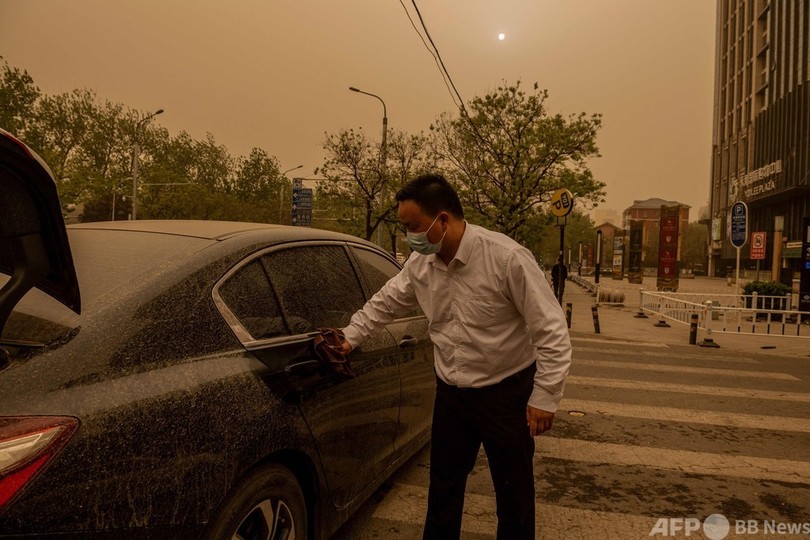 オレンジに染まる街…黄砂に包まれた北京