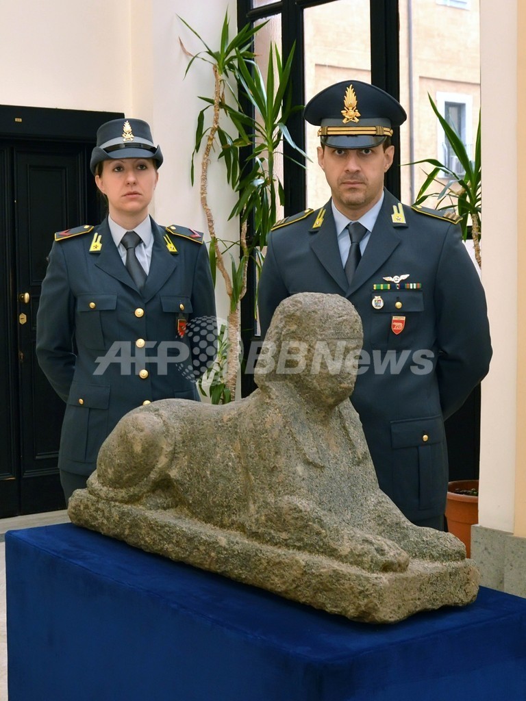 伊警察、2000年前のスフィンクス像を押収 密輸目的の盗品か
