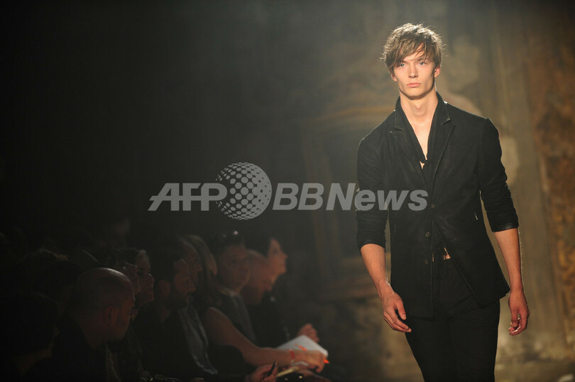 ＜11年春夏ミラノ・メンズコレクション＞ジョン・バルベイトス、新作を発表