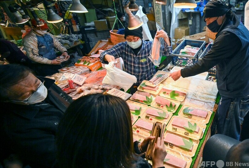年の瀬の東京、にぎわう商店街