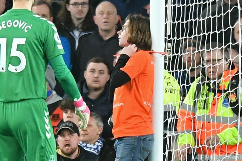 観客がポストに首くくりつけ抗議 プレミアの試合中断に 