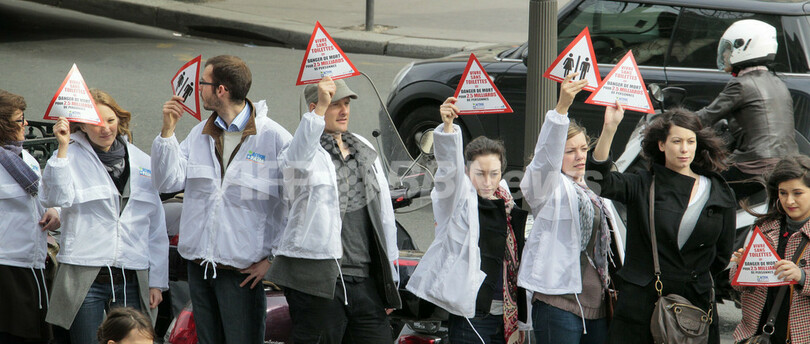 パリ最古の公衆トイレに長蛇の列、トイレの重要性を訴え