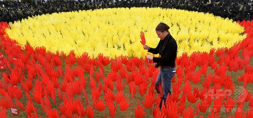 無数の「手」がつくるアボリジニの旗、豪国民和解週間