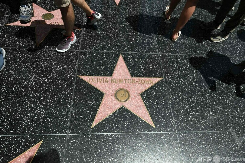 オリビア・ニュートン・ジョンさん追悼 ハリウッドの星に献花も