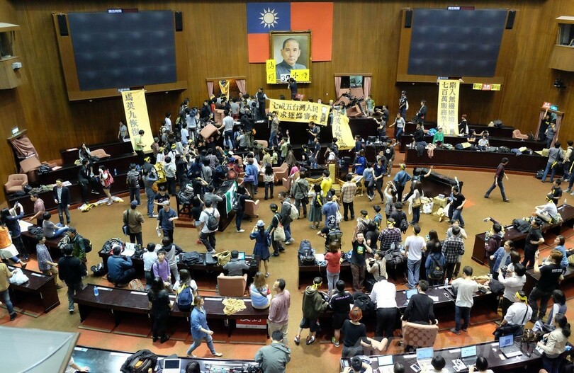 台湾国会を学生らが占拠、中国との貿易協定に反対