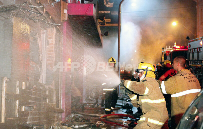 ブラジルのナイトクラブで火災、245人死亡