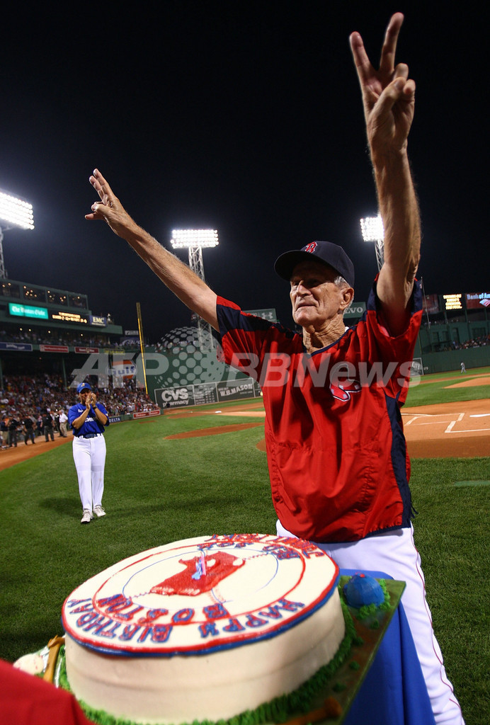 ペスキー氏の誕生セレモニーがフェンウェイ・パークで行われる