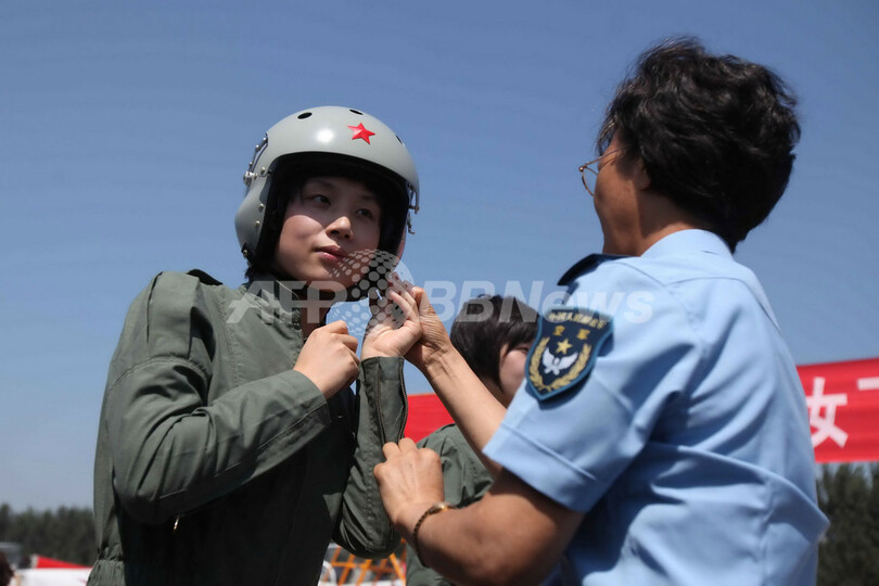 中国初の女性戦闘機パイロット、「レディース」用ヘルメット・制服に笑顔
