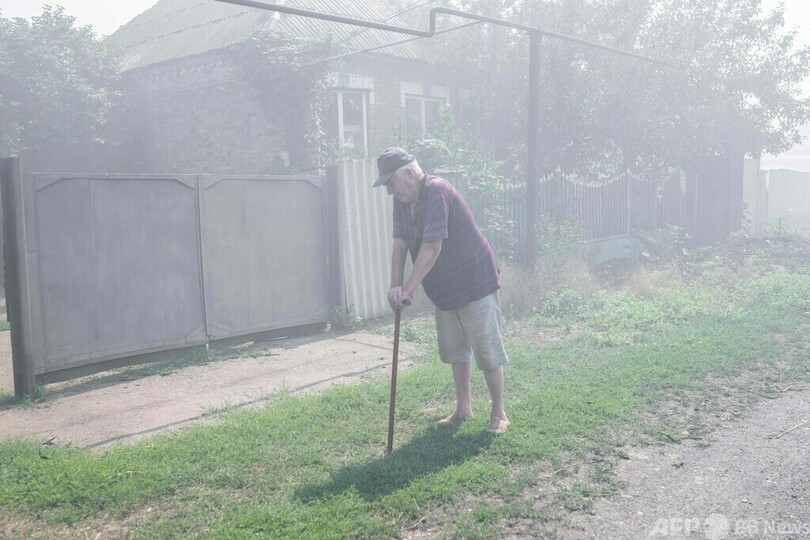 戦火のウクライナ東部にとどまる住民たち 庭での煮炊きも