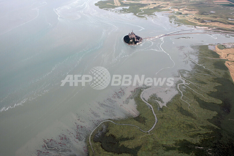 潮が満ちて「孤島」復活、世界遺産モンサンミシェル
