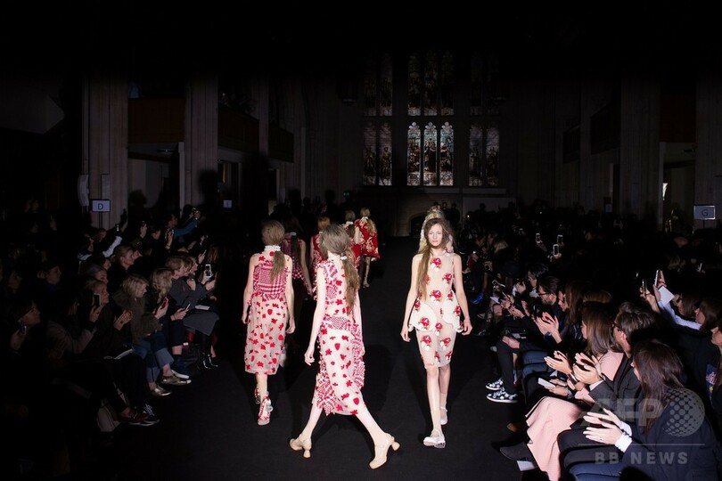 彫刻家ルイーズ・ブルジョワから着想、「シモーネ・ロシャ」15/16年秋冬