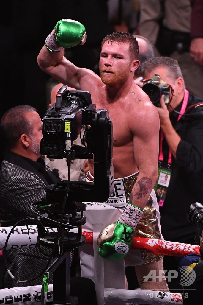 カネロがメキシコ人初の3団体統一、判定でジェイコブス下す