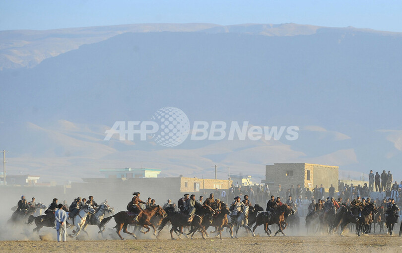 勇壮な伝統の騎馬競技「ブズカシ」、アフガニスタン