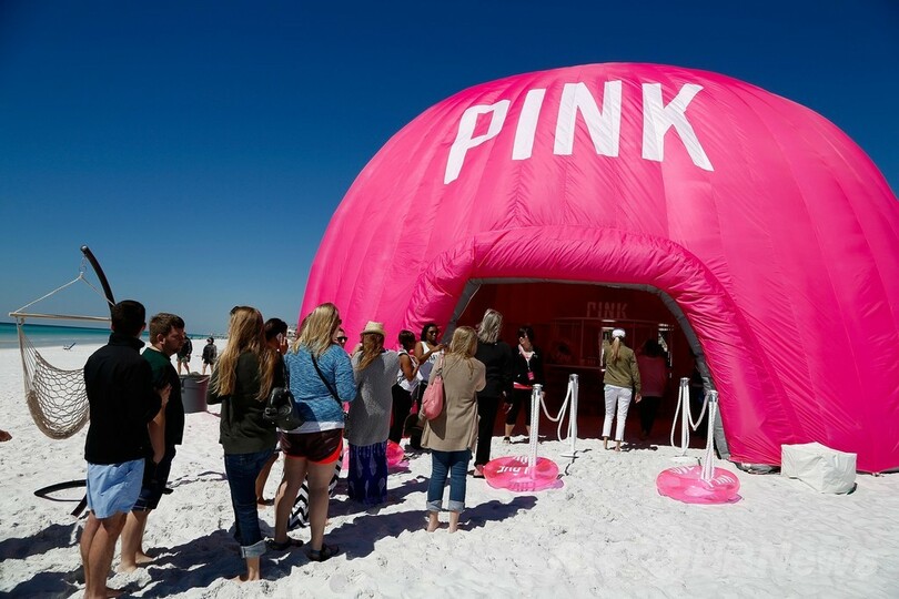春休み到来！「ヴィクトリアズ・ シークレット ピンク」がビーチパーティー開催