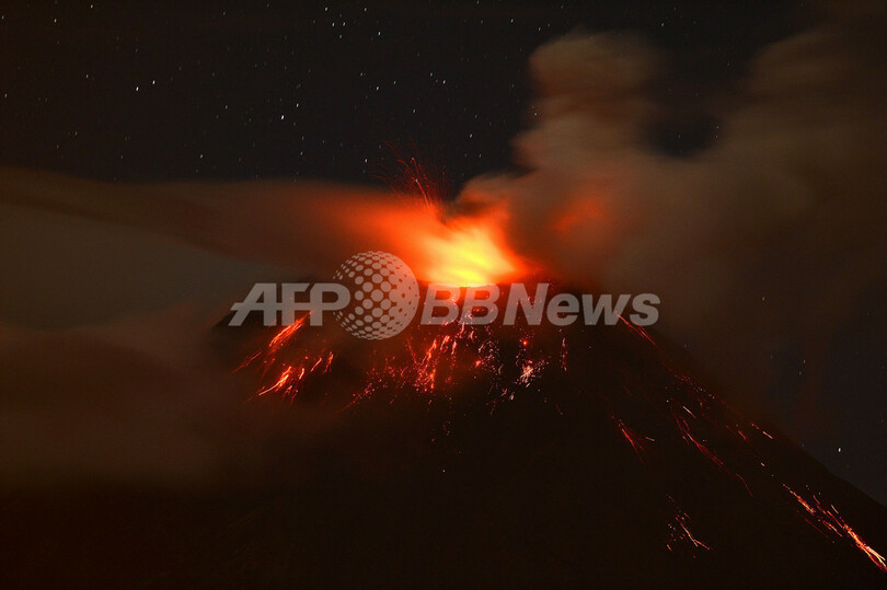 南米トゥングラウア火山が噴火