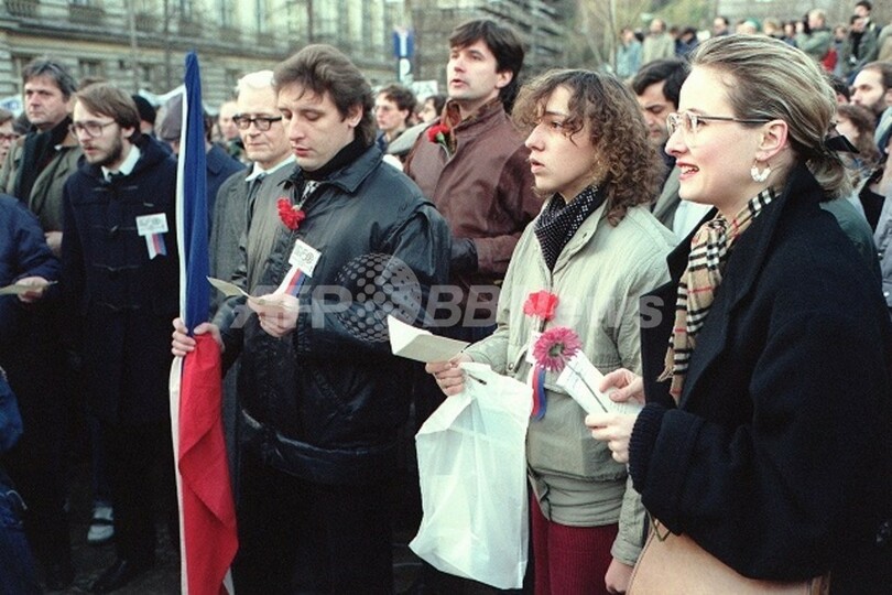 「カーネーション」から「ジャスミン」まで、革命を彩る名前たち