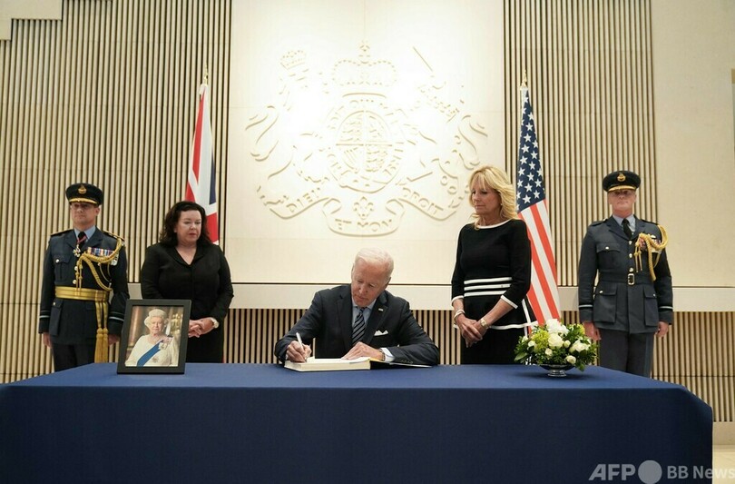 バイデン大統領夫妻、英大使館で記帳 女王追悼
