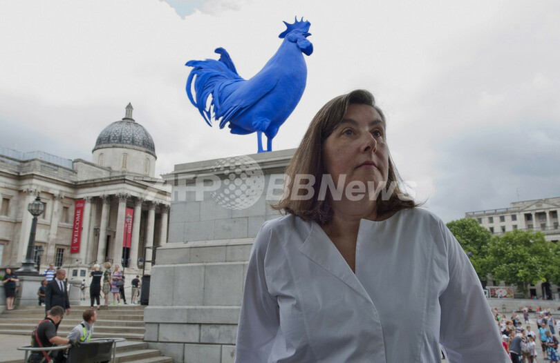英トラファルガー広場に青いおんどり、「敵国の象徴」に波紋