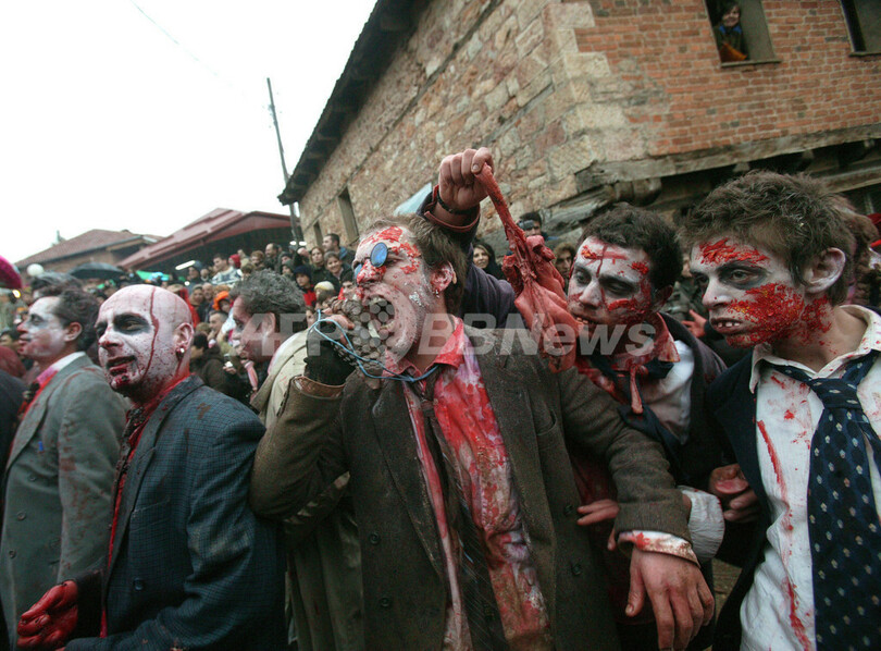 ピエロや人食いがマケドニアでカーニバルパレード