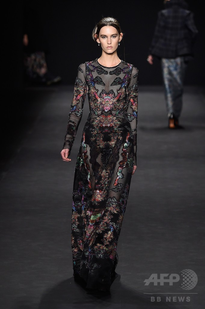 バロック風ドレスにあしらったアジアンプリント、「ヴィヴィアン・タム」15/16年秋冬