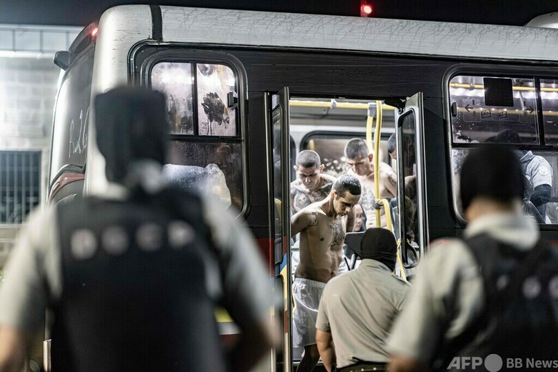 ギャング2000人、「米州最大」刑務所に移送 エルサルバドル