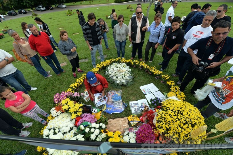 A・セナ没後20年、同氏の墓を詣でるファンたち