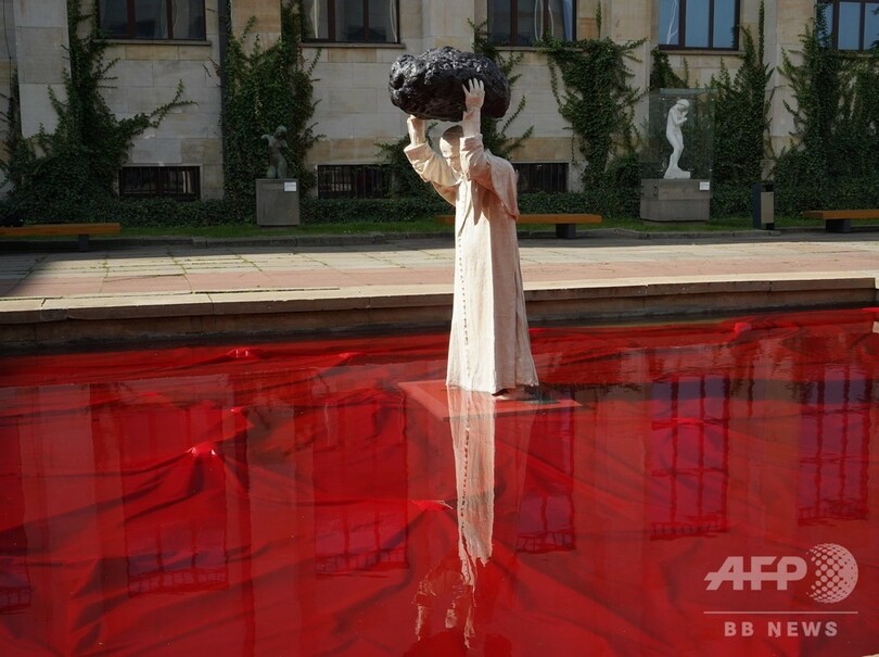 隕石掲げる「超人」教皇、故ヨハネ・パウロ2世の彫像 ポーランドで公開