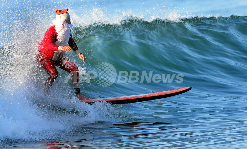 サンタクロースが水上スキーやサーフィン披露 米クリスマスイブ 写真12枚 国際ニュース Afpbb News