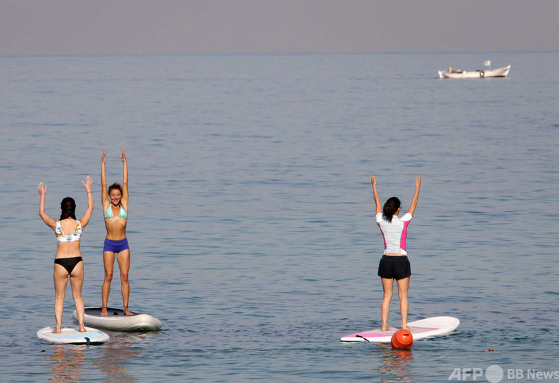 【今日の1枚】危ういバランス、パドルボードでヨガ