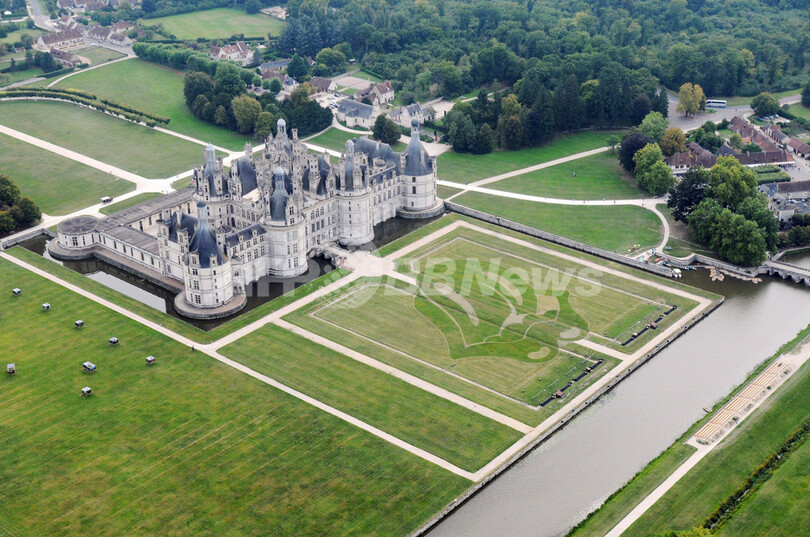 ローリングストーンズの巨大「ベロマーク」、フランス古城の庭園に