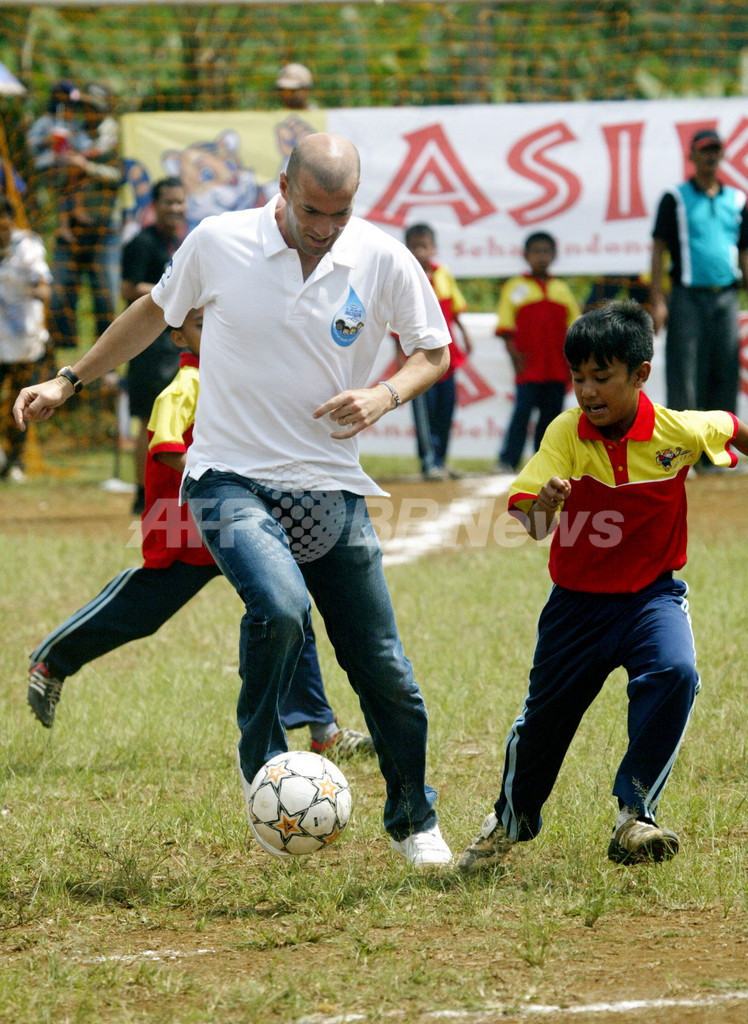 ジダン氏 訪問先のインドネシアでサッカークリニックを開催