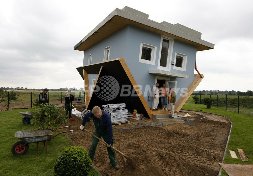 話題騒然「逆さまの家」、ただ今ドイツで建築中