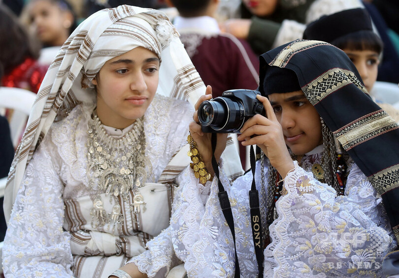 華やか伝統衣装でセルフィー、リビア首都