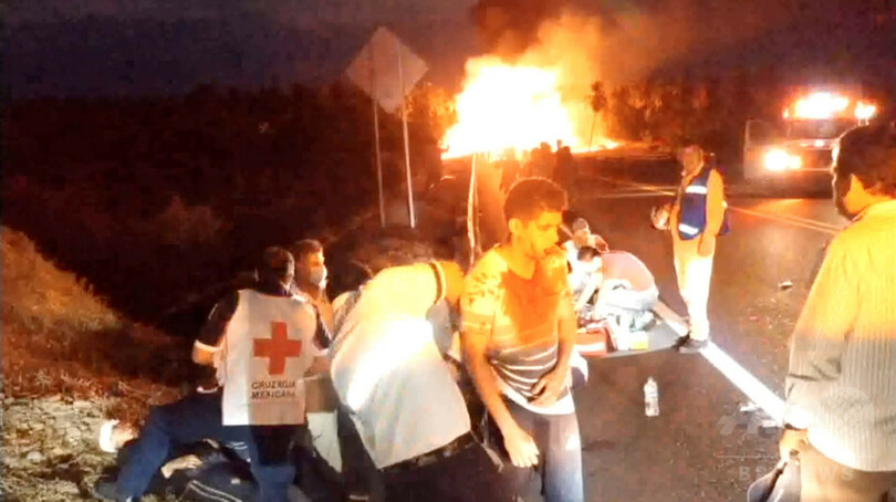 観光バスと石油タンクローリーが衝突、24人死亡 メキシコ