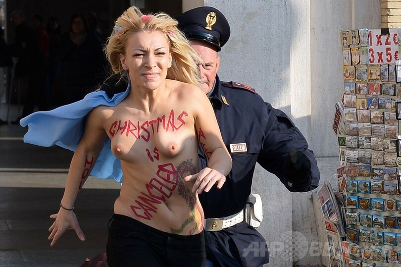 FEMEN、サンピエトロ広場に向けて駆ける 中絶への支持を訴え