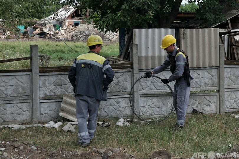 前線付近で命がけの電力復旧、作業員は「英雄」 ウクライナ