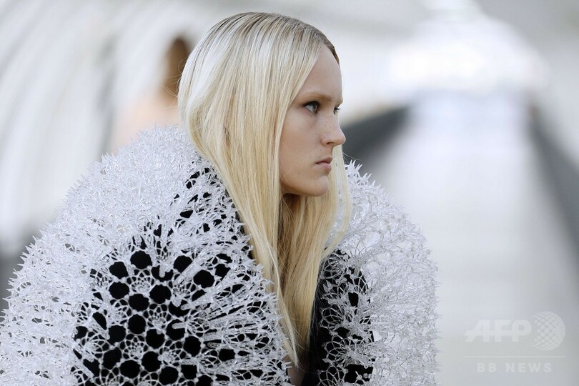 テクノロジーとアートの融合、「イリス・ヴァン・ヘルペン」15年春夏