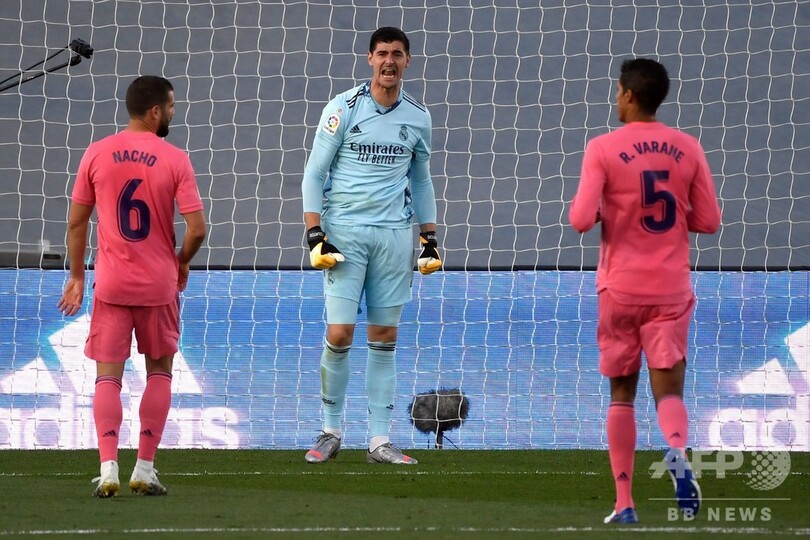 次節クラシコを控えるレアルとバルサ、そろって黒星