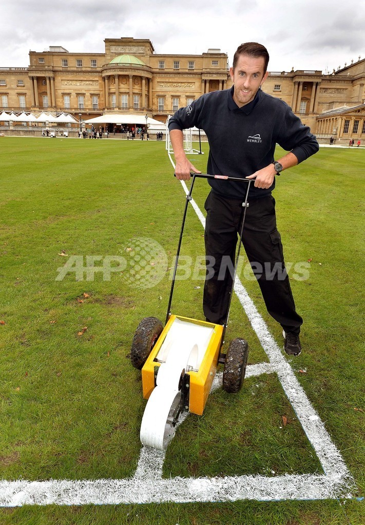 バッキンガム宮殿で史上初のサッカー試合開催へ準備着々