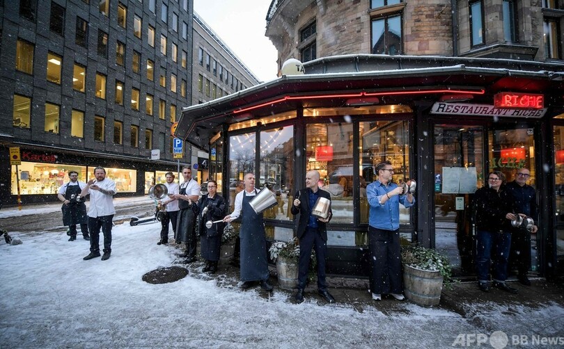 フライパンや鍋打ち鳴らして営業規制に抗議 スウェーデン