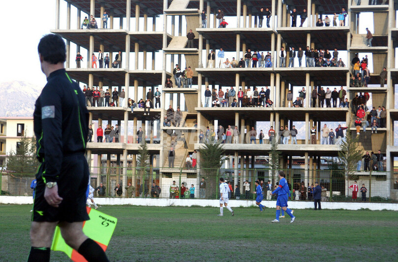 建設中の建物を利用して観戦を楽しむアルバニアのサッカーファン