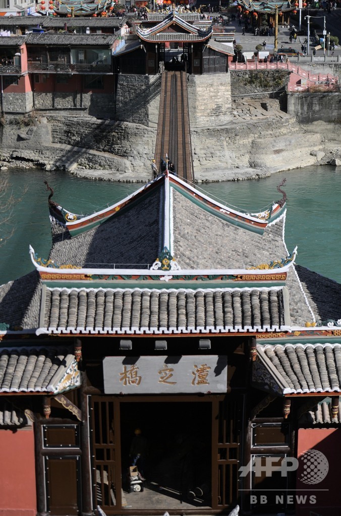 300年の歴史も渡す、鉄の鎖でできた「瀘定橋」 中国・四川省