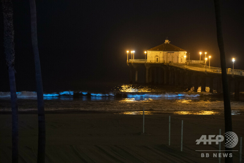 【今日の1枚】砂浜にきらめき、幻想的な青い波