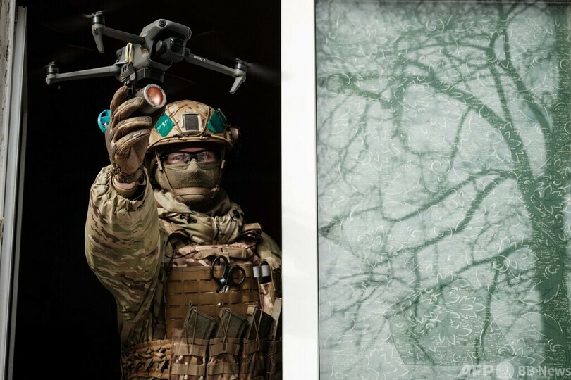 極寒の中で身を潜める狙撃手 ウクライナ東部