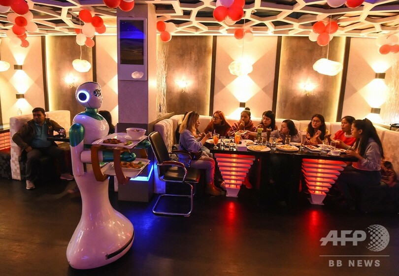 ネパールに初のロボットウエーター、混雑した店内もスイスイ