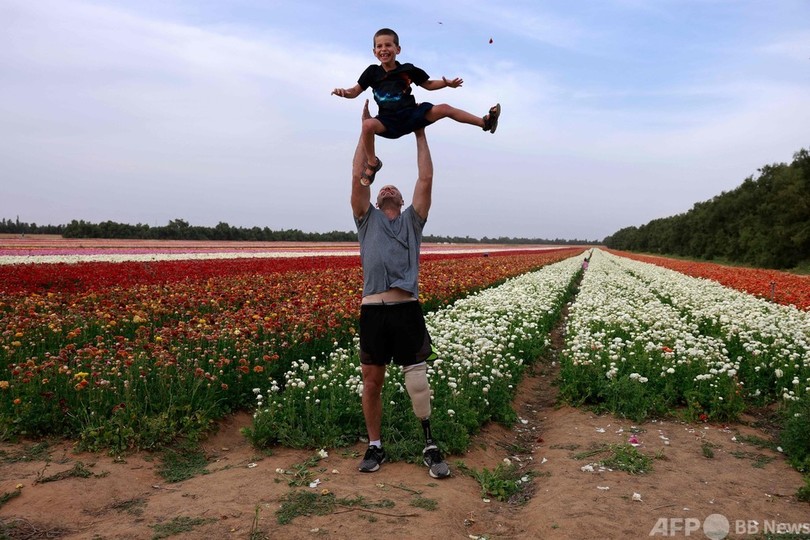 兵士の顔にも笑み 満開の花畑 イスラエル