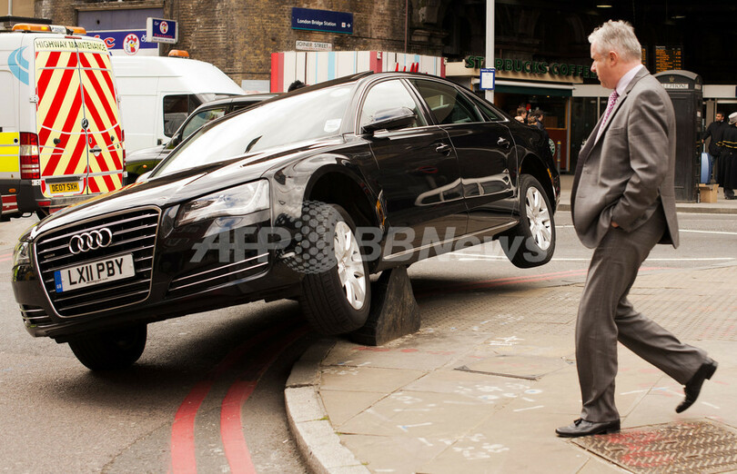 器用な芸当？　英ロンドンの駅前での一幕