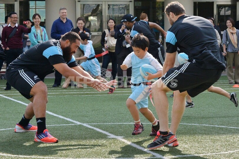 オールブラックスが都内の小学校を訪問、子どもたちと交流